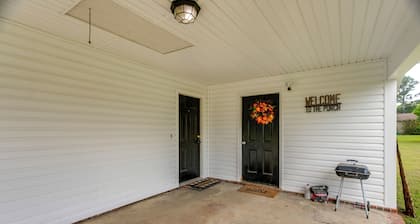 1 Mi to Dtwn! Quaint Vidalia Getaway w/ Patio
