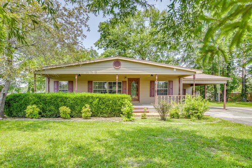 Family-friendly Burnsville Home w/ Yard