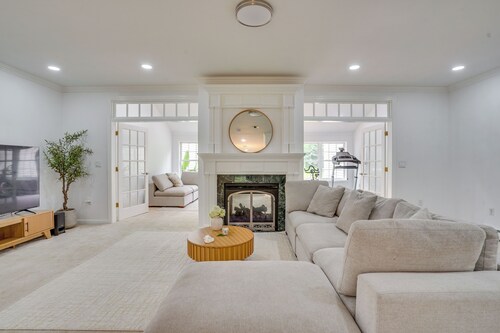 Serene & Sleek Family Retreat w/ Office in Shirley