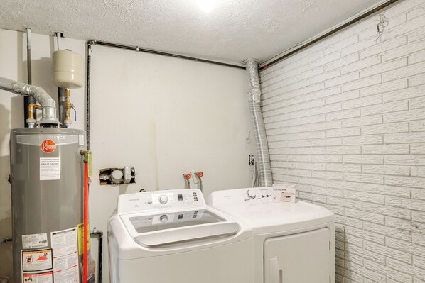 A laundry room with a water heater, washing machine, and dryer. - Explore Oberlin! Home 1 Mi to Main Street & Campus (Oberlin)