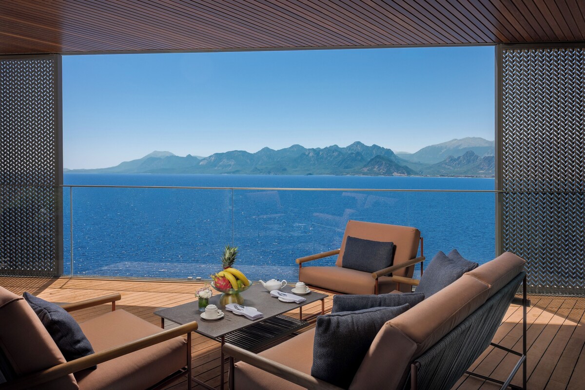Suite, Sea View, Corner | Premium bedding, minibar, in-room safe, laptop workspace