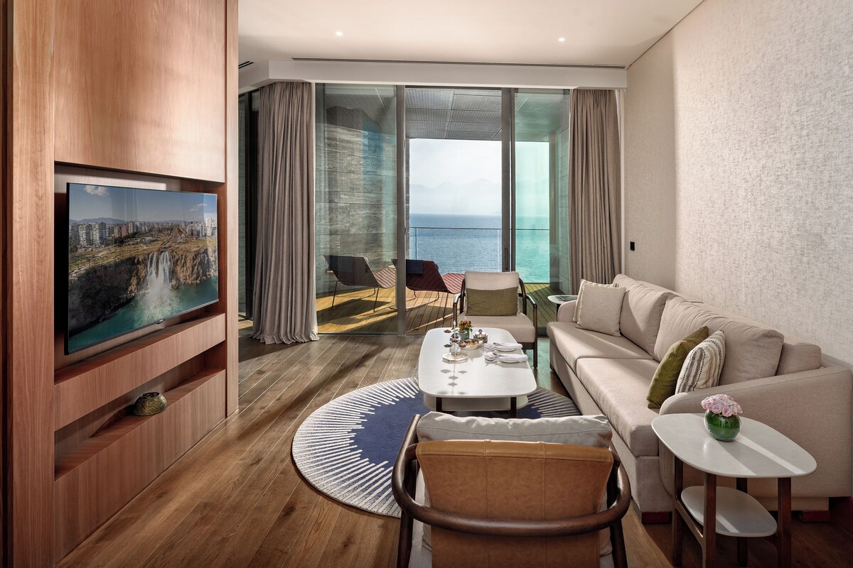 Premium bedding, minibar, in-room safe, laptop workspace