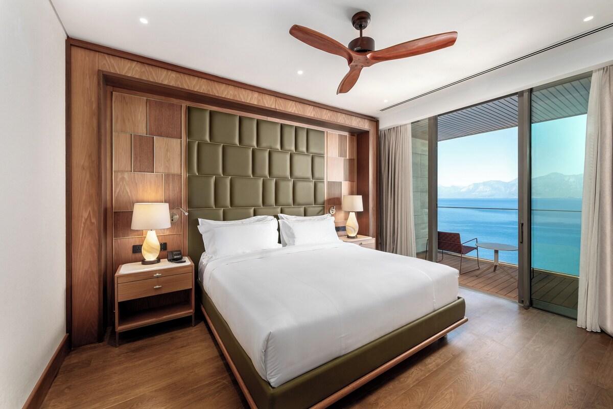 Suite, 1 Bedroom, Balcony, Sea View | Premium bedding, minibar, in-room safe, laptop workspace