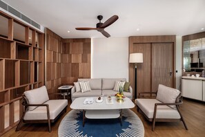 Luxury Suite, Balcony, Sea View | Living area | 50-inch Smart TV with digital channels - Divan Talya (Antalya)