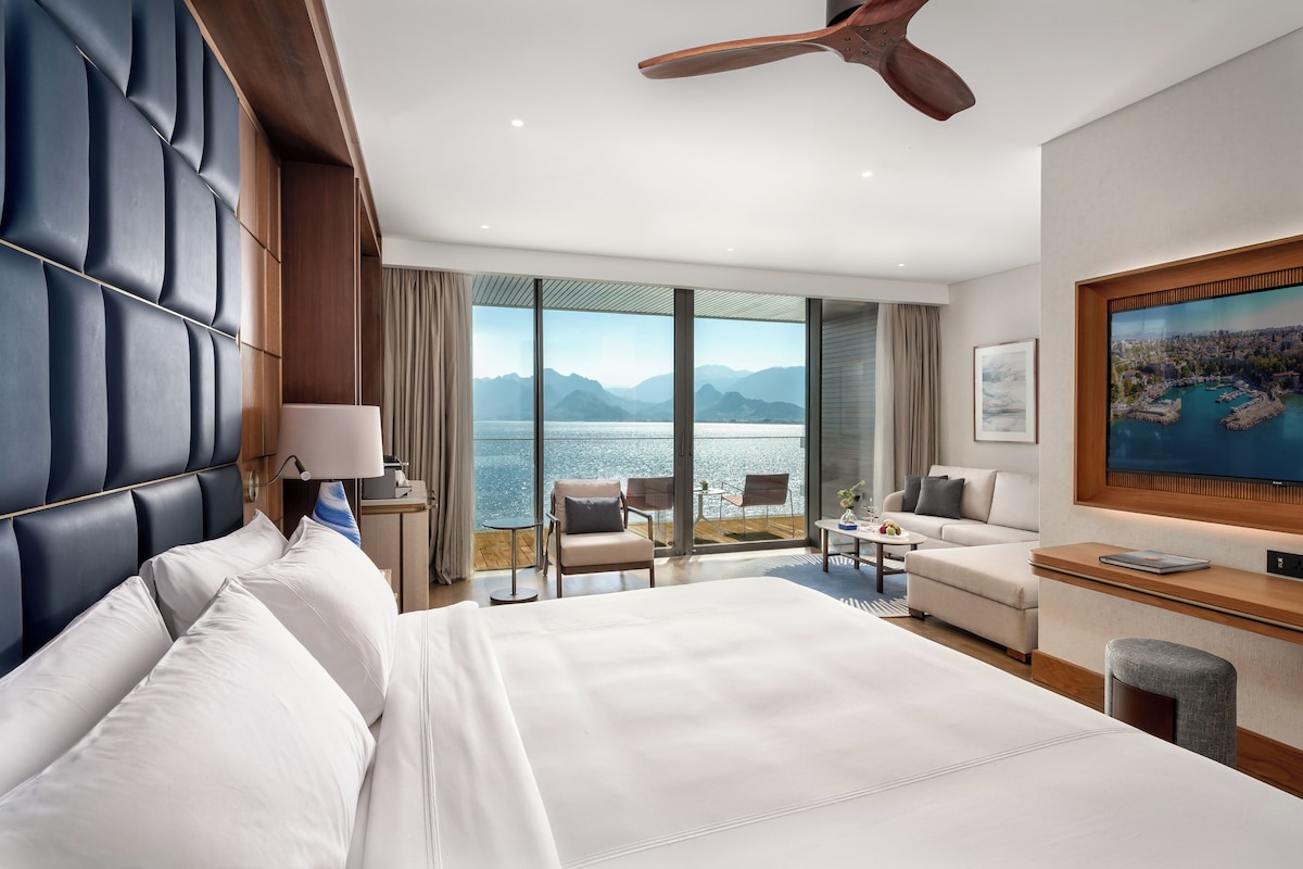 Deluxe Double Room, Balcony, Sea View | Premium bedding, minibar, in-room safe, laptop workspace