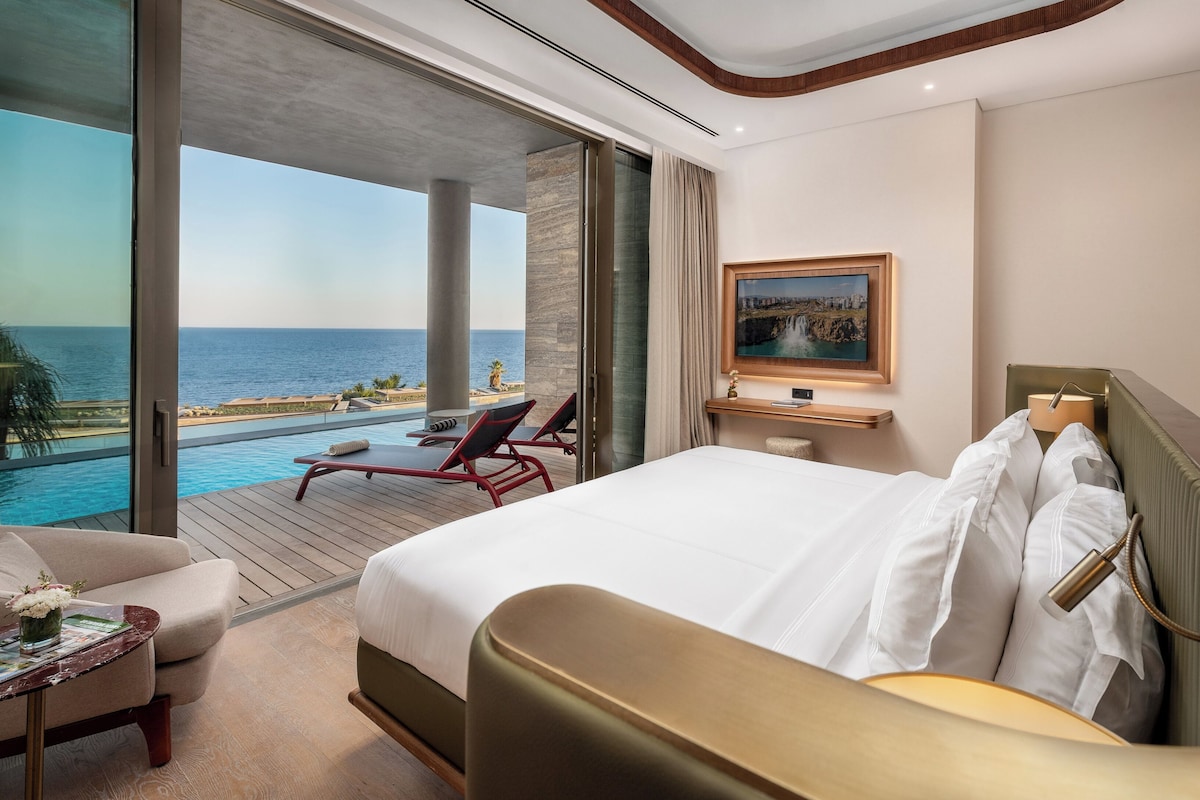 Grand Double Room, Private Pool, Sea View | Premium bedding, minibar, in-room safe, laptop workspace