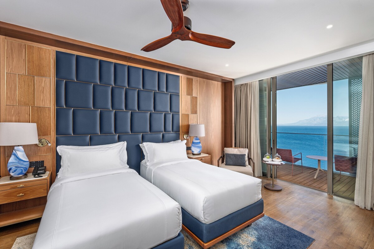 Superior Twin Room, Balcony, Sea View | Premium bedding, minibar, in-room safe, laptop workspace