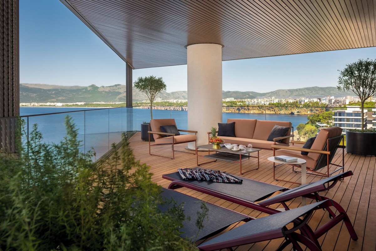 Luxury Suite, Balcony, Sea View | Premium bedding, minibar, in-room safe, laptop workspace