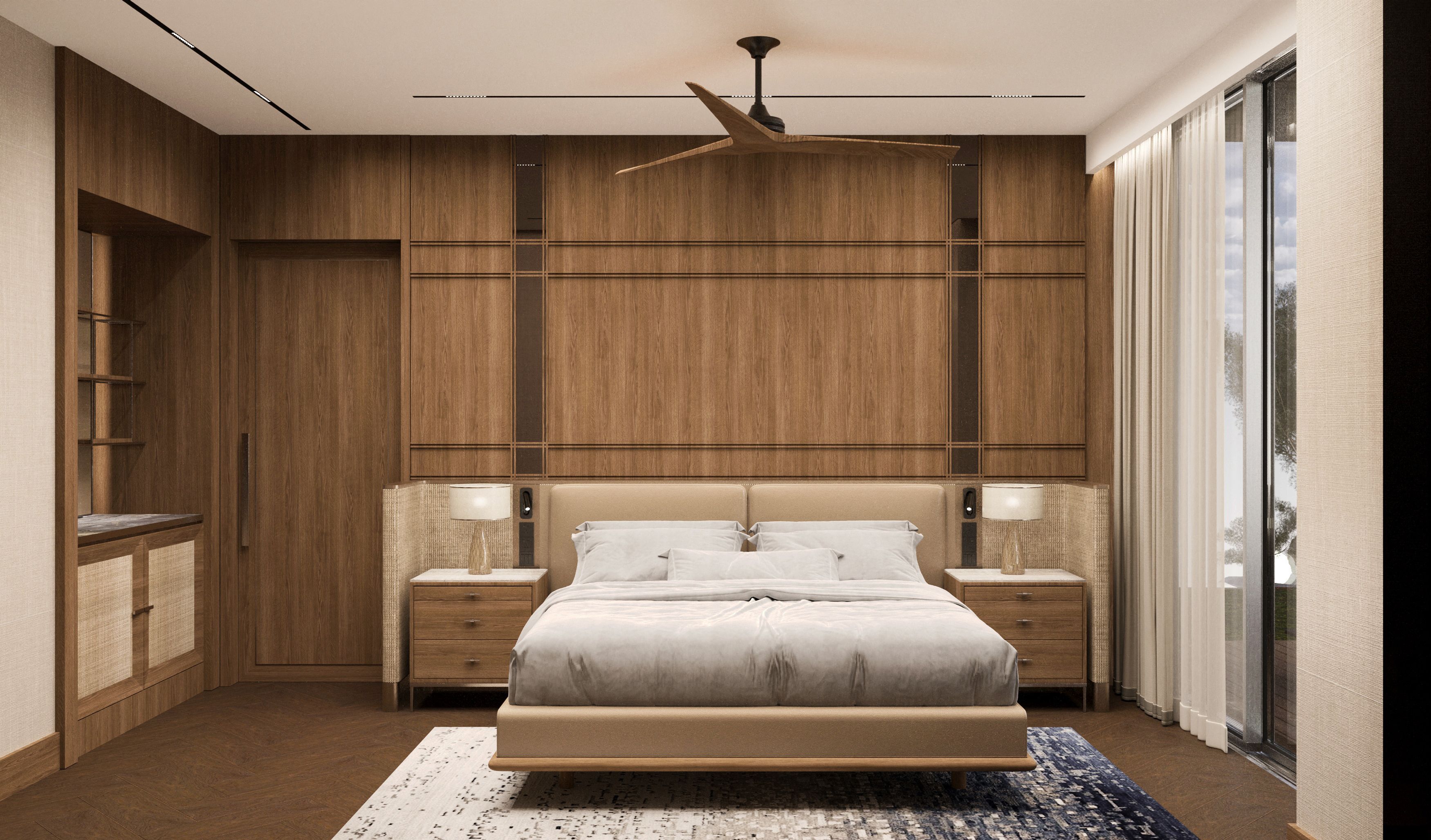 Een slaapkamer met een groot bed, twee nachtkastjes, een plafondventilator en uitzicht door een schuifdeur.