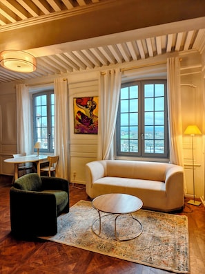 Smart TV - Medieval home in Historic Thiers/Views/Sleeps 14 (Thiers)