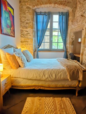 6 bedrooms, iron/ironing board, WiFi, bed sheets - Medieval home in Historic Thiers/Views/Sleeps 14 (Thiers)
