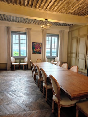Meeting facility - Medieval home in Historic Thiers/Views/Sleeps 14 (Thiers)