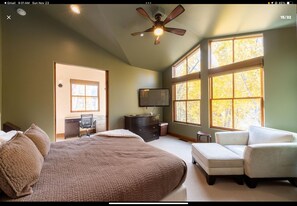 Room - 3 bedroom condo w/ private hot tub less than 4 minutes to downtown & the lifts (Ketchum)