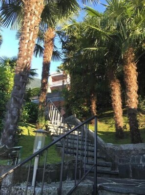 Property grounds - Right on Lake Maggiore—large balcony, prime location (Gambarogno)