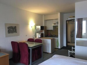 Room - Right on Lake Maggiore—large balcony, prime location (Gambarogno)