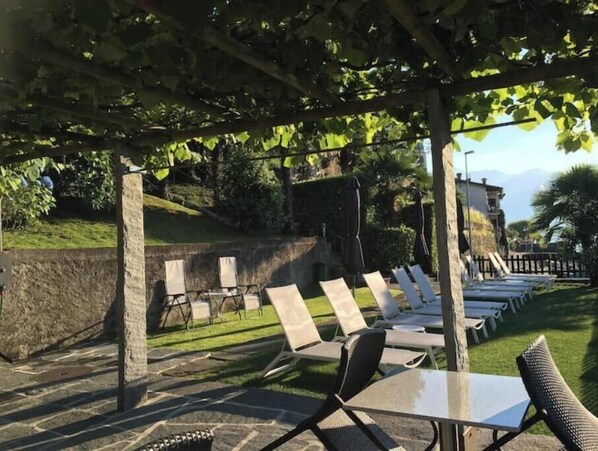 Terrace/patio - Right on Lake Maggiore—large balcony, prime location (Gambarogno)