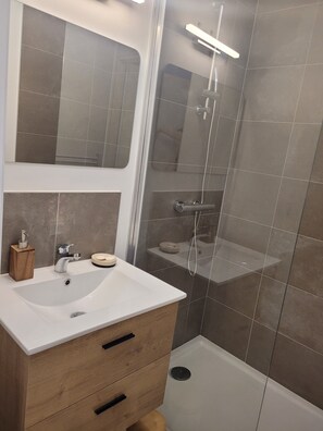Bathroom - Vrbo Property (Suze-la-Rousse)