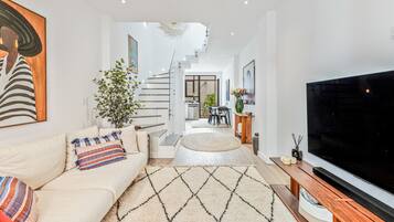 Studio (3 Bedrooms) | Interior