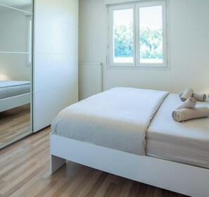 Iron/ironing board, WiFi, bed sheets
