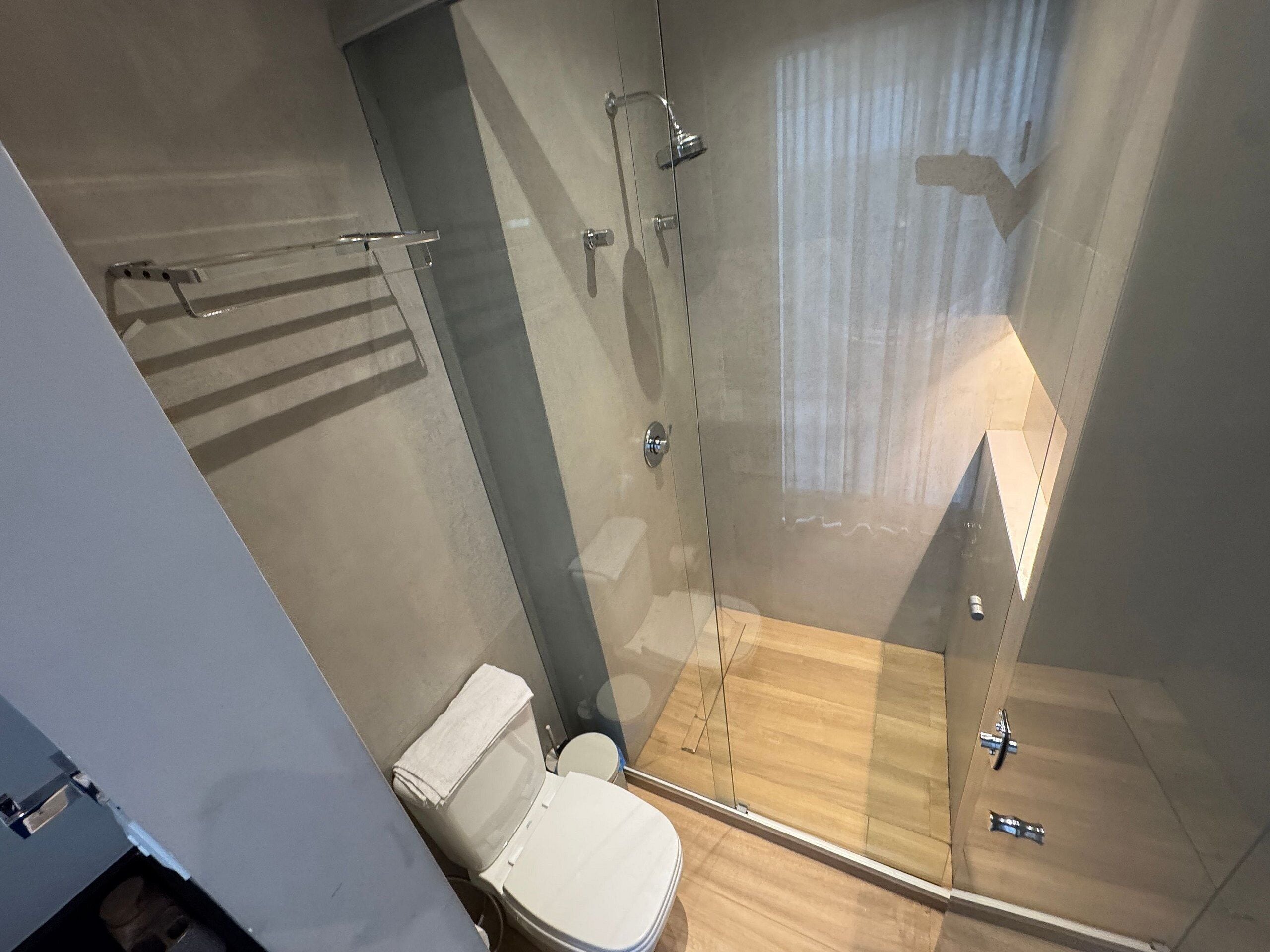 Basic Apartment | Bathroom | Shower, towels