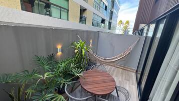 Basic Apartment | Outdoor dining