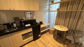 Basic Apartment | Private kitchen | Dining table