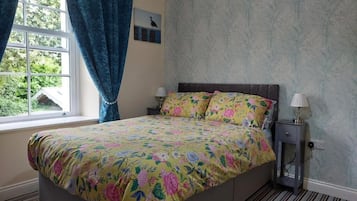 Double Room, Courtyard View | Desk, free WiFi