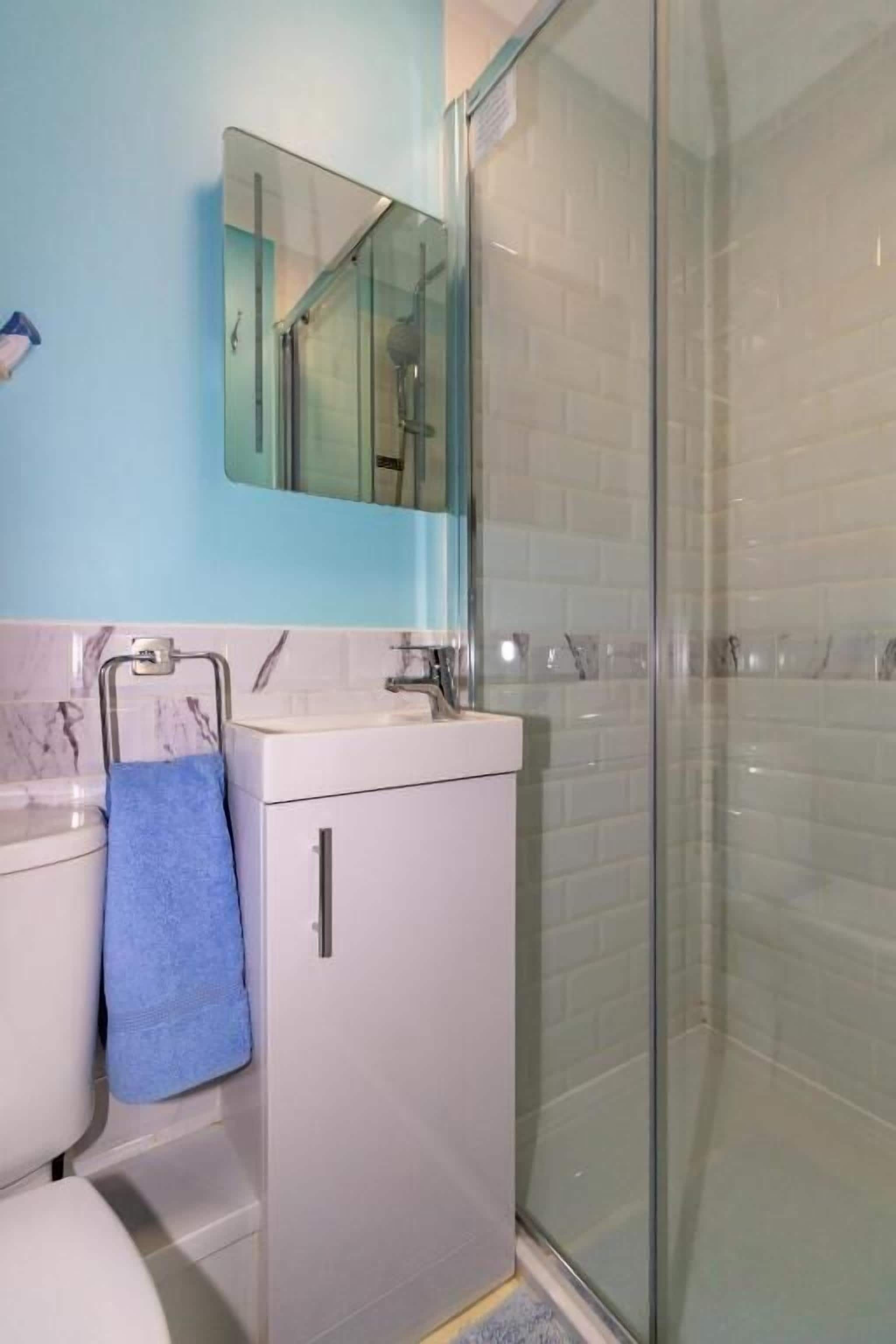 Chambre Simple, vue jardin | Salle de bain | Douche, articles de toilette gratuits, sèche-cheveux