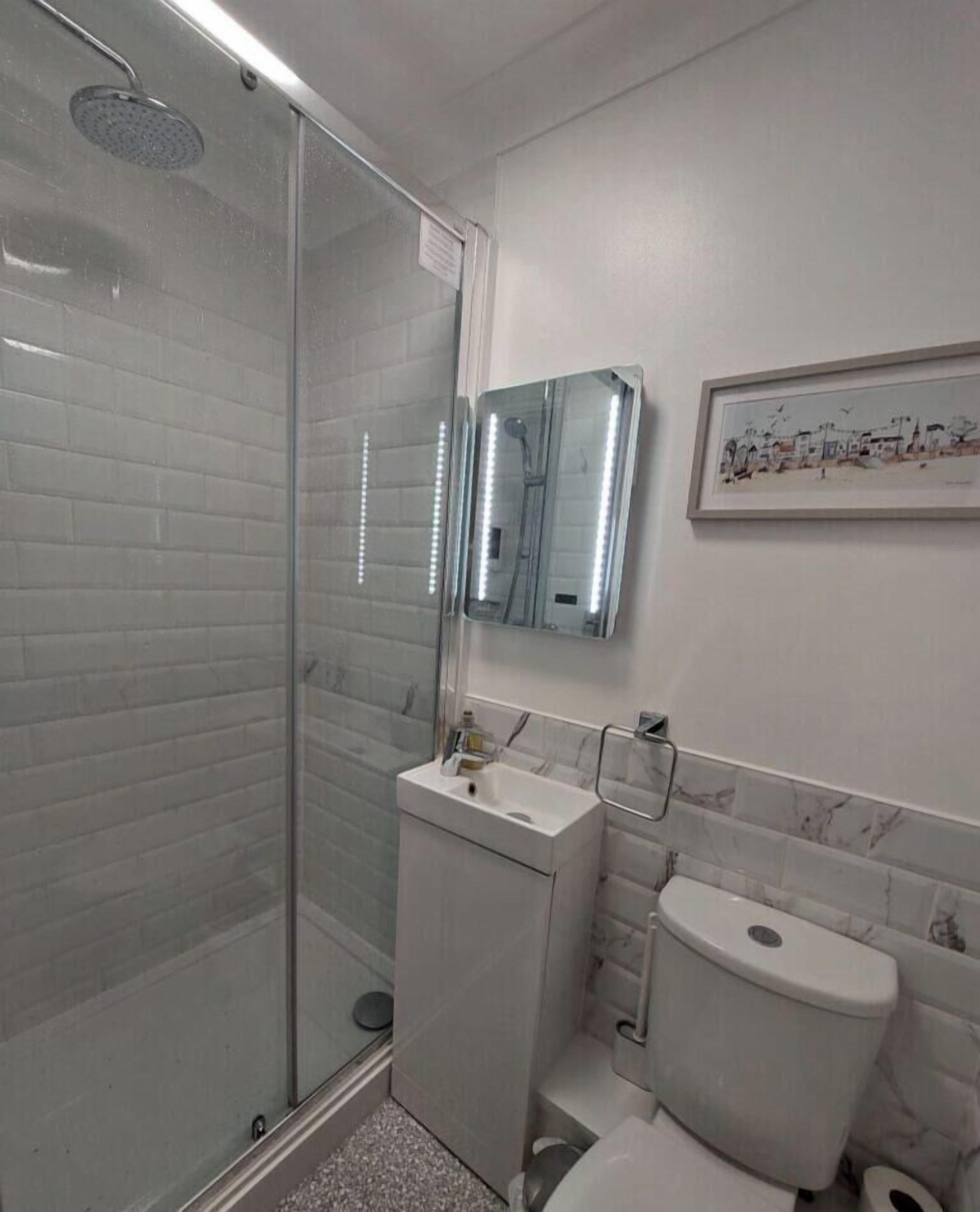 Single Room, Garden View | Bathroom | Shower, free toiletries, hair dryer, towels