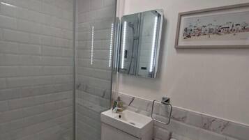 Single Room, Garden View | Bathroom | Shower, free toiletries, hair dryer, towels