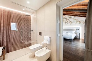 Shower, hair dryer, slippers, towels - Borgo Capietaglio Wine Resort (Lombardia)