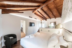 In-room safe, desk, laptop workspace, free WiFi - Borgo Capietaglio Wine Resort (Lombardia)