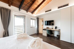 Minibar (free items), in-room safe, desk, laptop workspace - Borgo Capietaglio Wine Resort (Pontida)