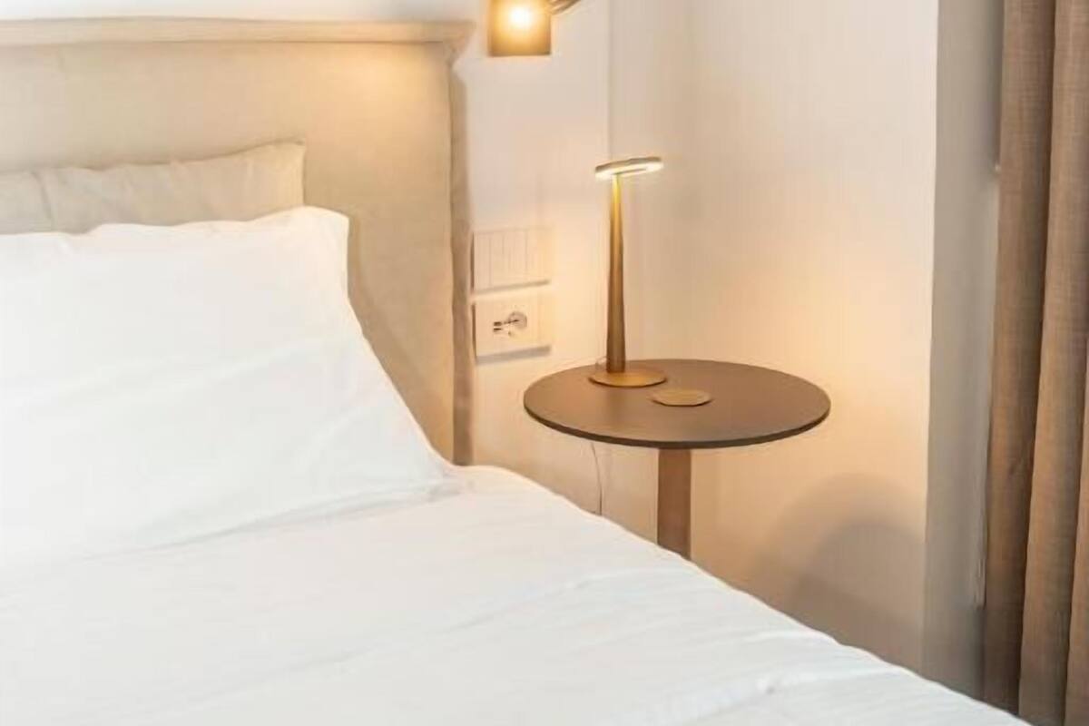 Värdeförvaringsskåp på rummet, skrivbord och arbetsyta för laptop