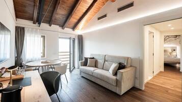 Suite Deluks, balkon, pemandangan gunung | Area keluarga | Smart TV 40-inci dengan saluran TV kabel
