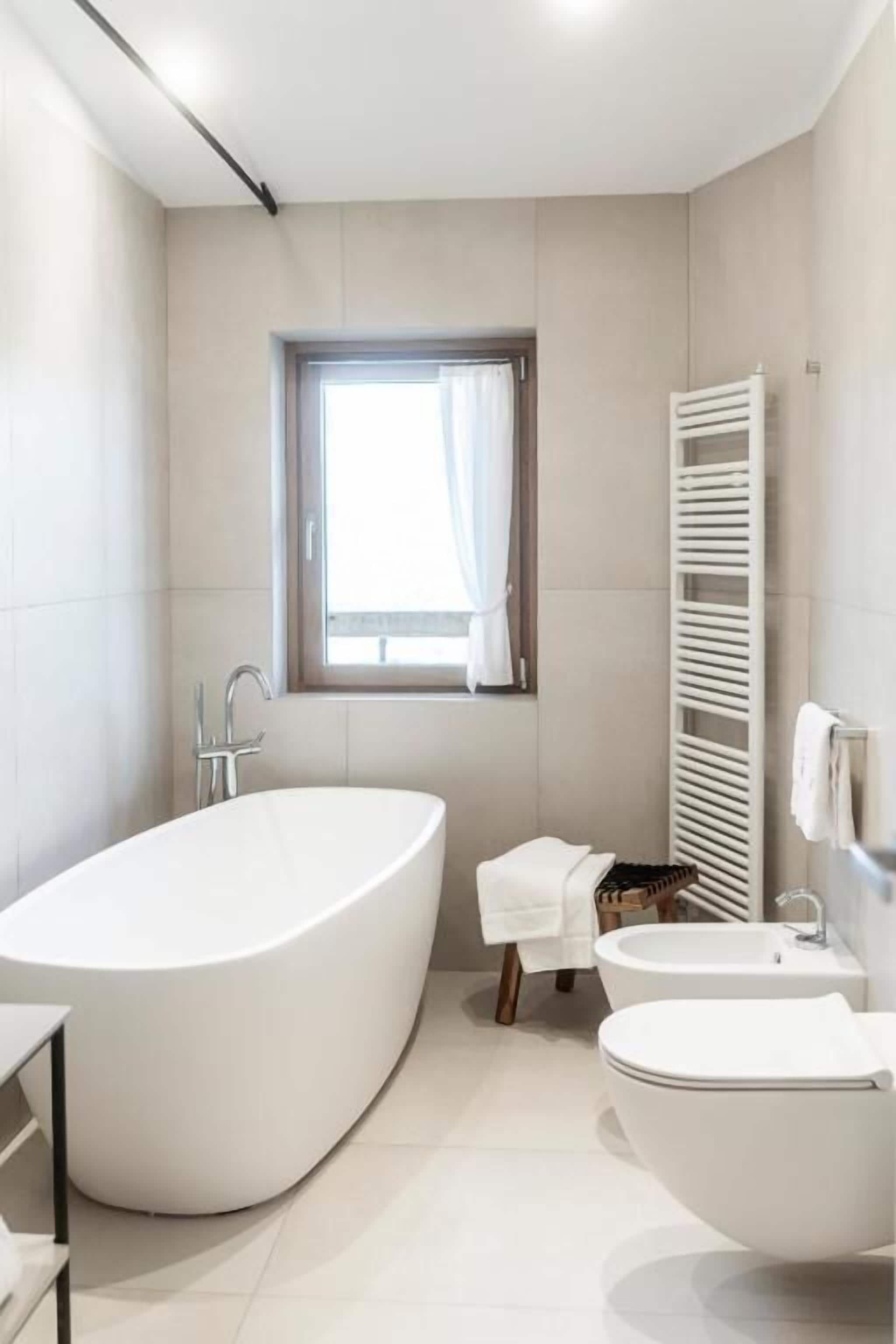 Suite Deluxe, balcone, vista montagna | Bagno | Doccia, asciugacapelli, pantofole, asciugamani