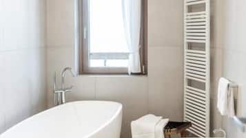 Suite Deluxe, balcone, vista montagna | Bagno | Doccia, asciugacapelli, pantofole, asciugamani