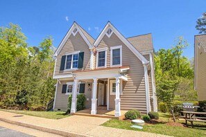 Exterior - 3BR Cottage Sleeps 10 - 2 Kitchens - Resort Pools, Water Country & Busch Gardens (Williamsburg)