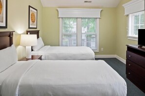 Iron/ironing board, Internet, bed sheets - 3BR Cottage Sleeps 10 - 2 Kitchens - Resort Pools, Water Country & Busch Gardens (Williamsburg)