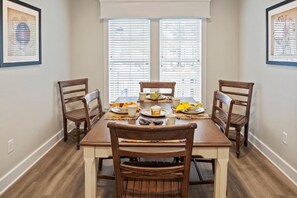 Dining - 3BR Cottage Sleeps 10 - 2 Kitchens - Resort Pools, Water Country & Busch Gardens (Williamsburg)