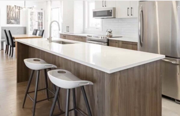Condo, 2 habitaciones | Cocina privada | Cafetera y tetera, refrigerador, horno y tostadora 