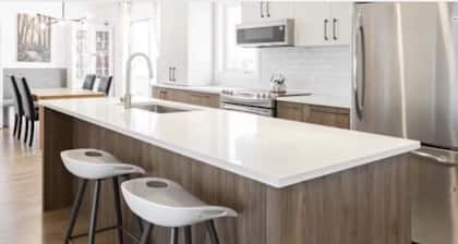 Prime Location Min To Airport, Rocket Center 2 Bedroom Condo