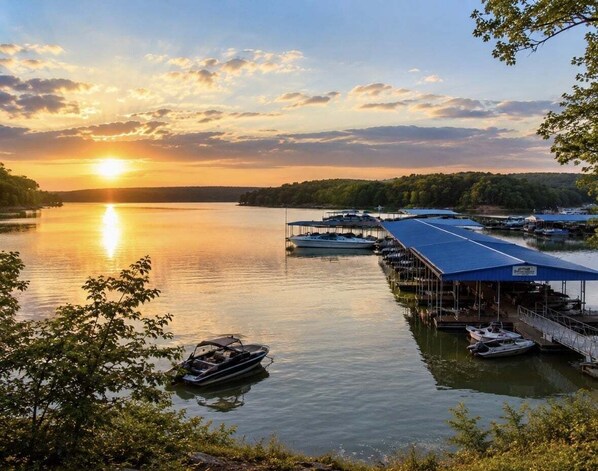 House, 5 Bedrooms | Marina - Luxury Lake Living- Pool , Fire Pit, Amenities 5 Bedroom Home (Winchester)