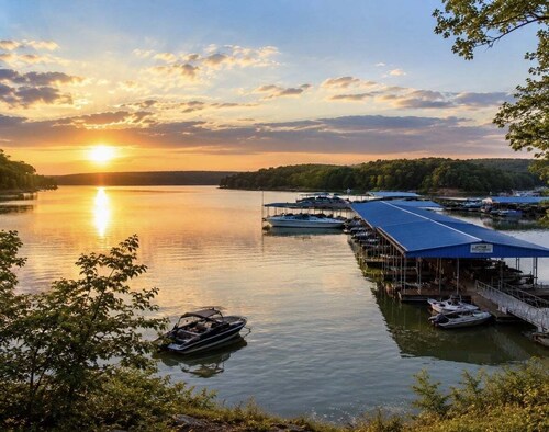 Luxury Lake Living- Pool , Fire Pit, Amenities 5 Bedroom Home