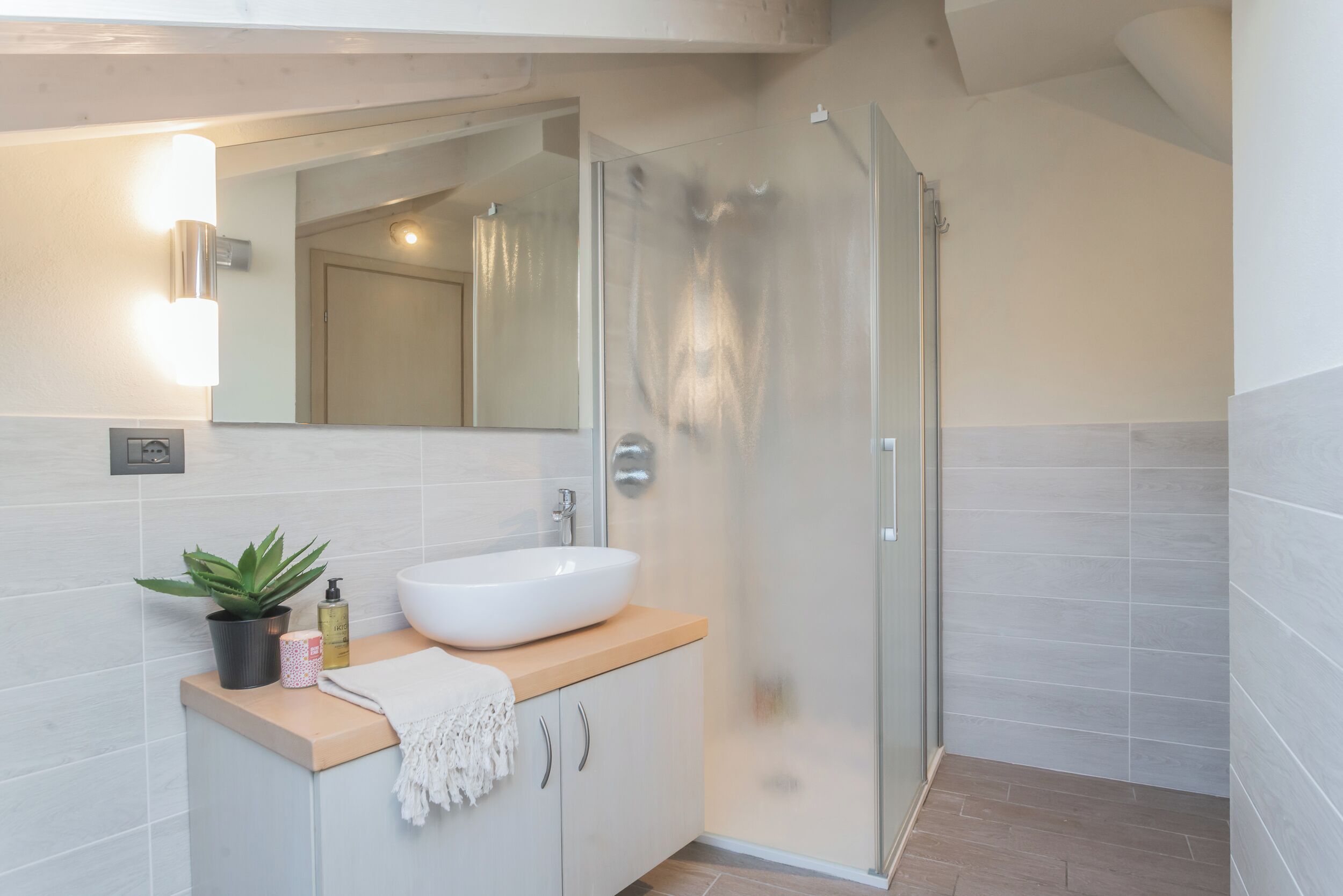 Apartment (0 Bedroom) | Badezimmer | Dusche, Handtücher