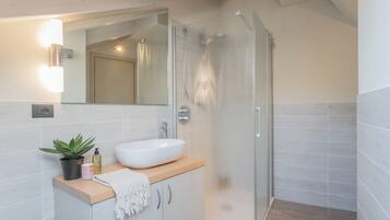 Apartment (0 Bedroom) | Badezimmer | Dusche, Handtücher
