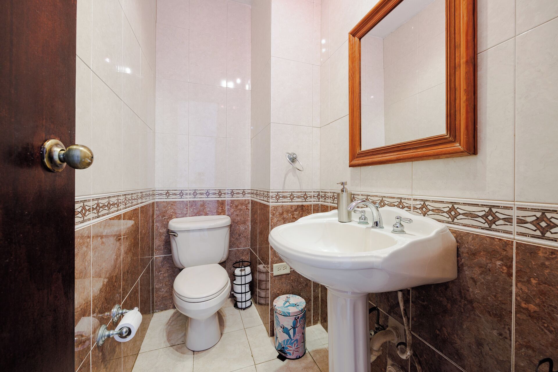 Baño con inodoro, lavabo y espejo.