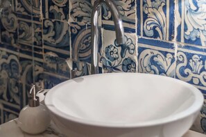 Bathroom - Cheese&Wine™ | Alfama - Sto. Estevão Viewpoint 1 (Lisboa)