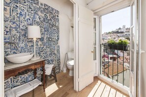 Bathroom - Cheese&Wine™ | Alfama - Sto. Estevão Viewpoint 1 (Lisboa)