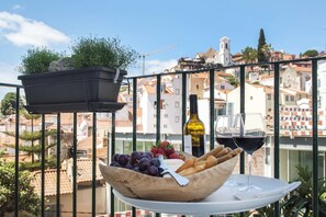 Outdoor dining - Cheese&Wine™ | Alfama - Sto. Estevão Viewpoint 2 (Lisboa)